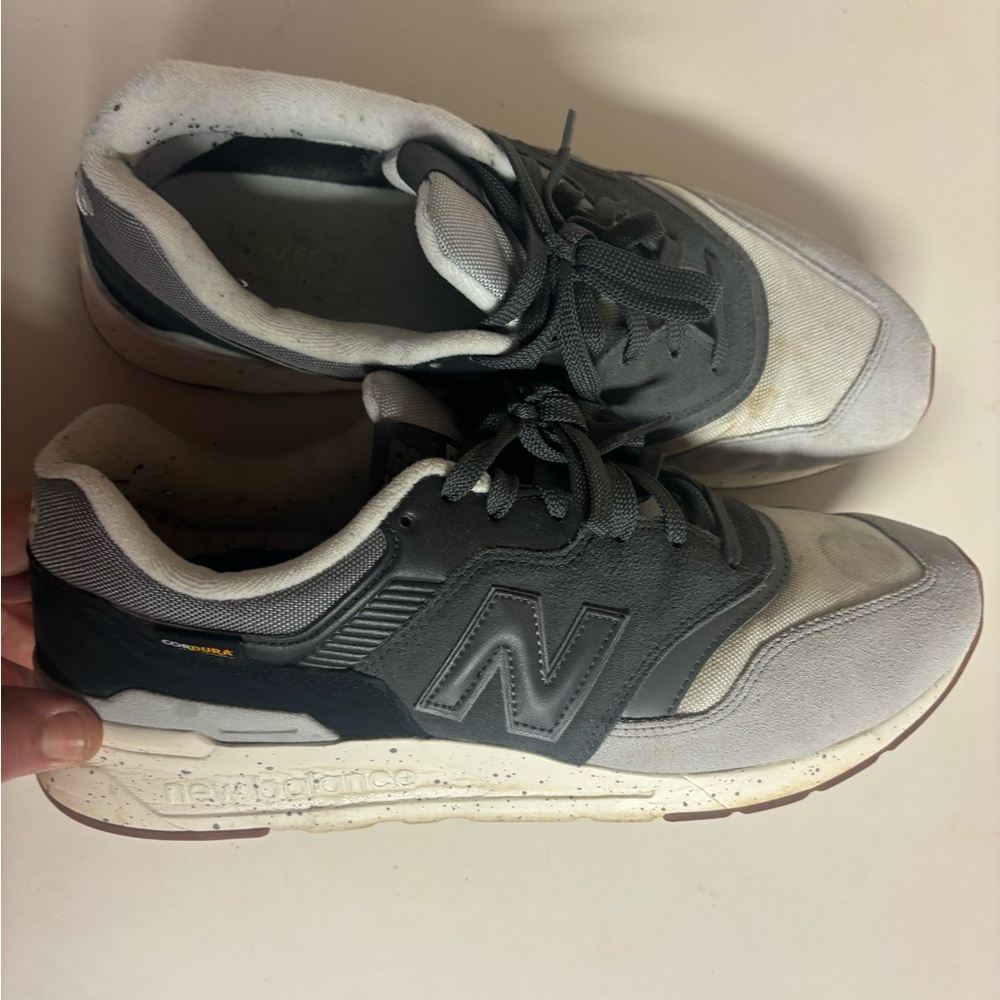 New Balance Men’s Gray & White Casual Sneakers 997H